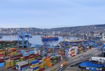 Панорама старинного порта и бухты Вальпараисо.