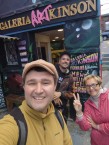 Участники экскурсии знакомятся с художниками и творческой жизнью Вальпараисо.