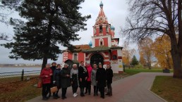 С туристами из санатория в Угличе на экскурсии. Осень Угличу очень идёт!
