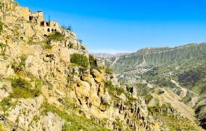 Photo Aul-ghost Gamsutl and Saltinskaya cliff from Derbent.